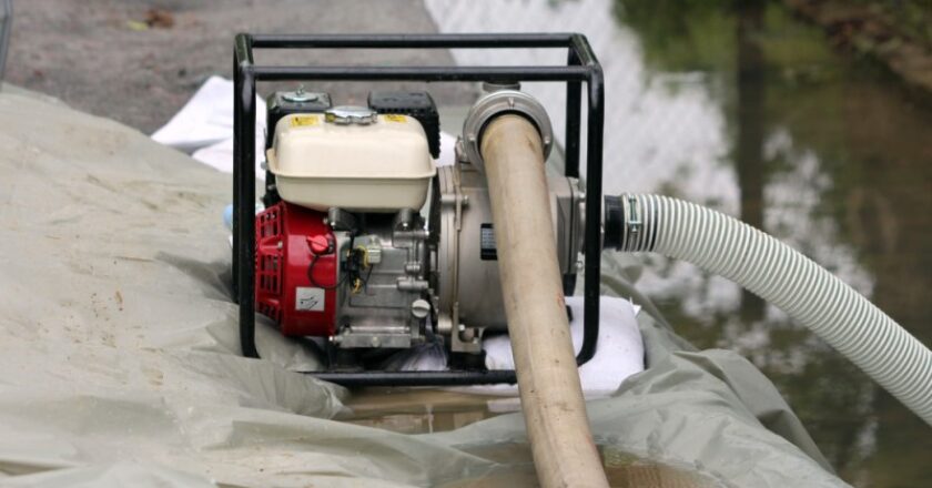 Un furtun de pompa de apă cu diferite diametre