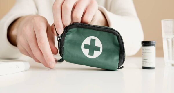 Cum iti organizezi trusa medicala pentru vizitele la domiciliu plasturi medicali pansamente si alte produse obligatorii
