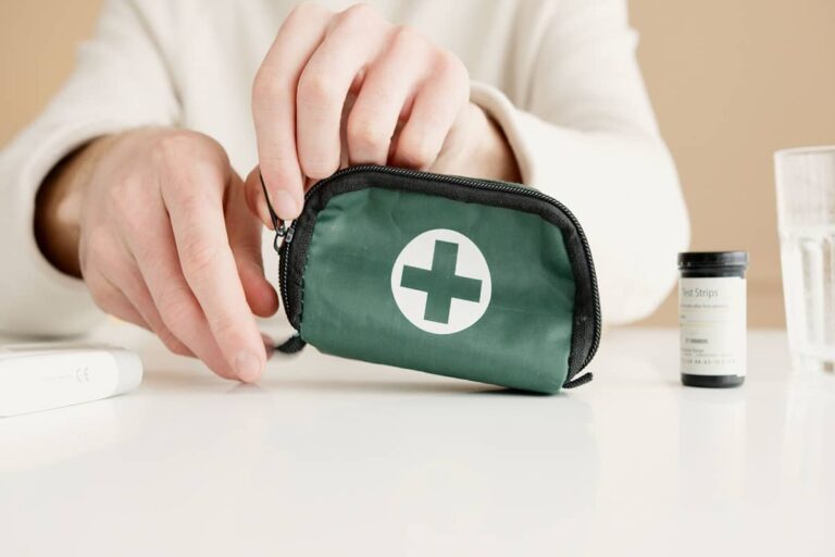 Cum iti organizezi trusa medicala pentru vizitele la domiciliu plasturi medicali pansamente si alte produse obligatorii