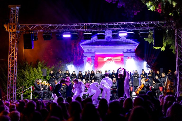 Concert printre morminte la Cluj