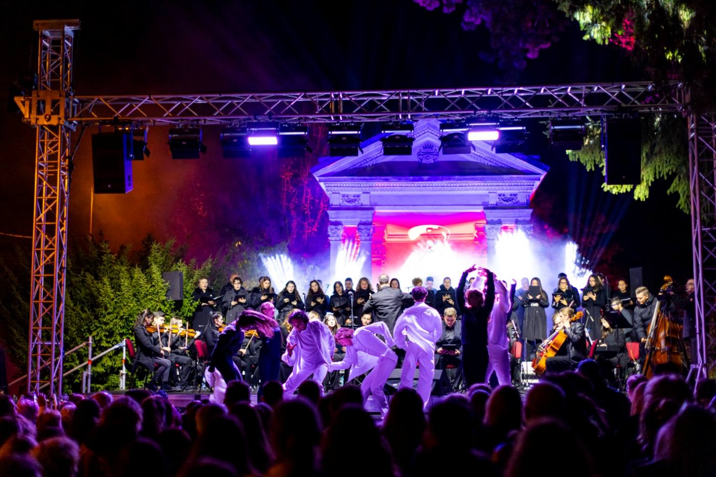 Concert printre morminte la Cluj