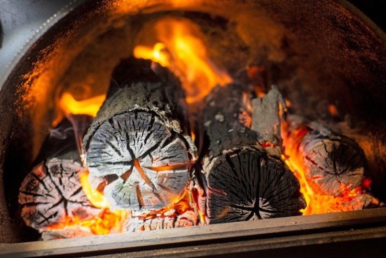 Centrală pe lemne cu focar alimentat cu lemne de foc